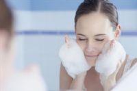 掌握正确洗脸方式，让自己持续美白