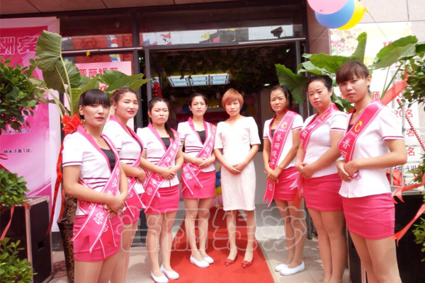 香蕉视频网页版河南郑州香蕉网视频在线观看店美容师合影