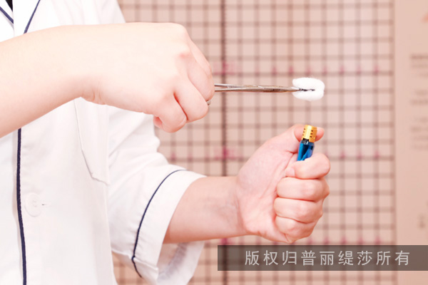 对于初次入店的顾客，美容师如何获得好感