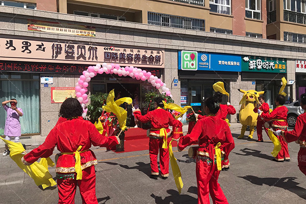 香蕉视频网页版新疆博乐店门庭若市，顾客排队办卡