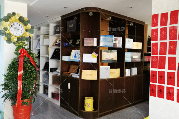 美容院展示柜效果图  香蕉视频网页版实店讲解