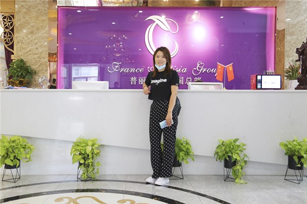 吉林白城周女士携家人考察香蕉视频网页版，顺利签约！
