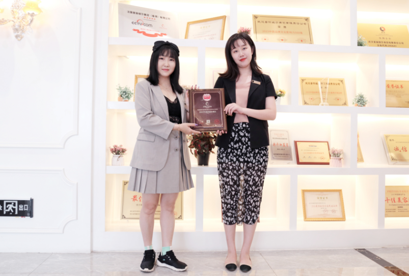 眼综合整形医生郭女士签约香蕉视频网页版，携手共进！